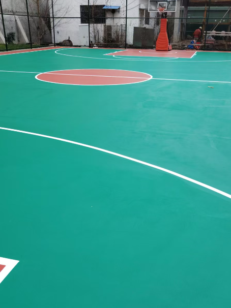 奈曼 球场长期使用易出现地面开裂